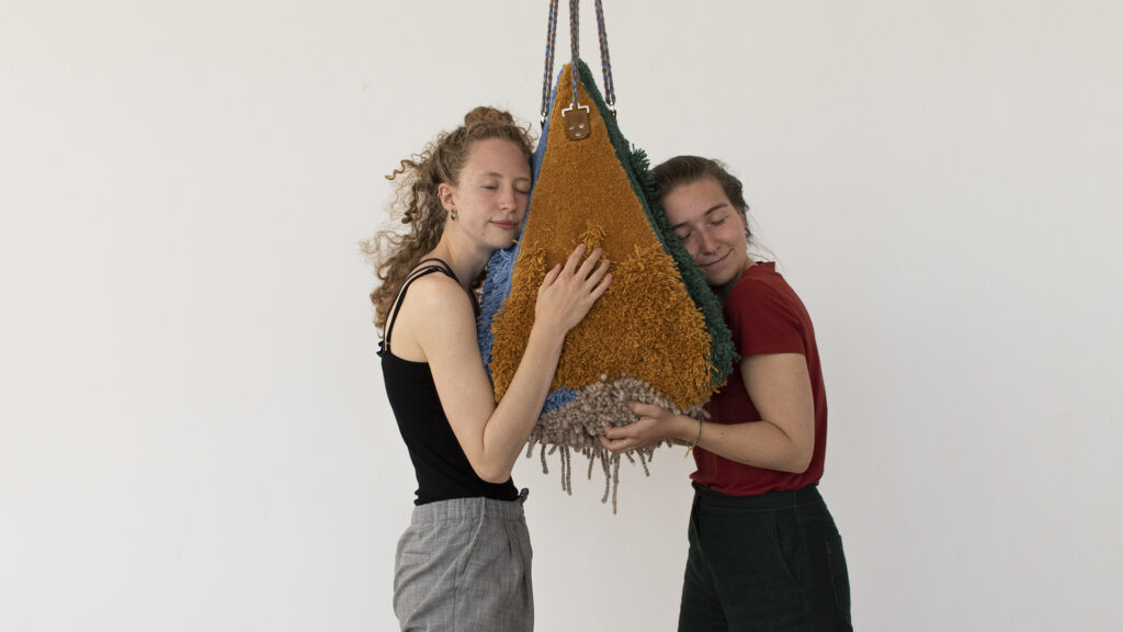 Die beiden Textildesignerinnen Laura Schwyter (Suhr AG) und Célina von Moos (Luzern) haben für ihre Bachelorarbeit Stoffprodukte entwickelt, die dafür sorgen, dass uns auch zuhause genug Berührung zuteil wird. Bild: zvg