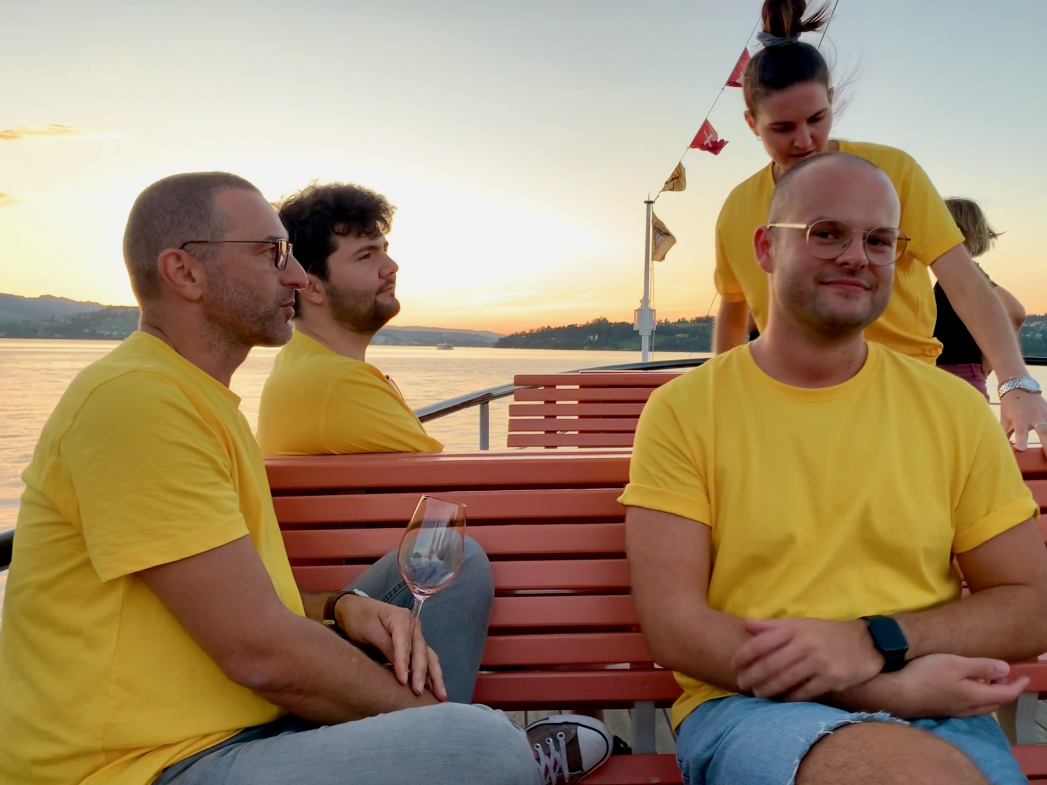 Feierabend für die Mitwirkungskommission: Tim Schmid und andere HSLU-Mitarbeitende sitzen im Sonnenuntergang nach getaner Arbeit auf einem Ausflugsschiff.