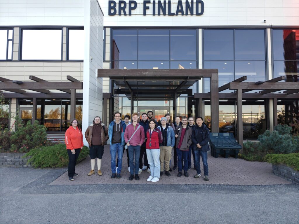 Gruppe Studierender vor dem BRP-Gebäude