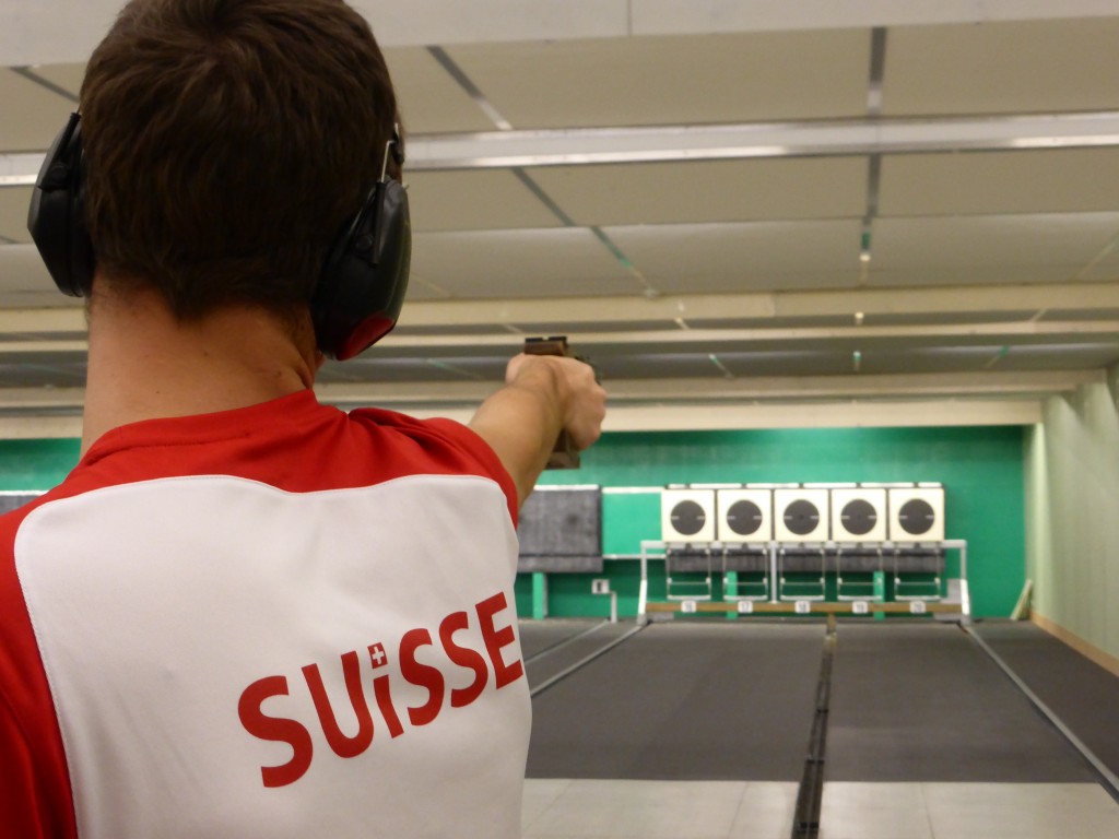 Christian Klauenbösch im Schiessstand. Beim Olympischen Schnellfeuer schiesst man nacheinander auf fünf nebeneinanderstehende Zielscheiben.