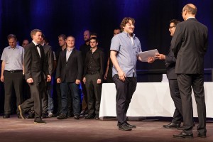 Viktor Sigrist überreicht Marcel Arnold das Diplom