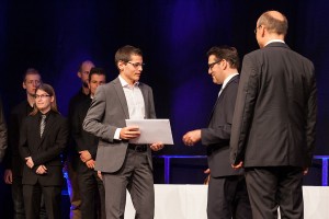 Der Stanser Fabian Furger, erfolgreicher Vollzeit-Student, hält sein Bachelor-Diplom in Händen.