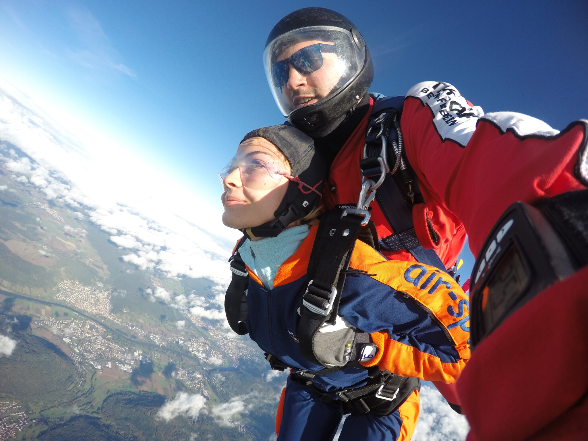Aygul und Fallschirmspringer im Tandem beim Absprung