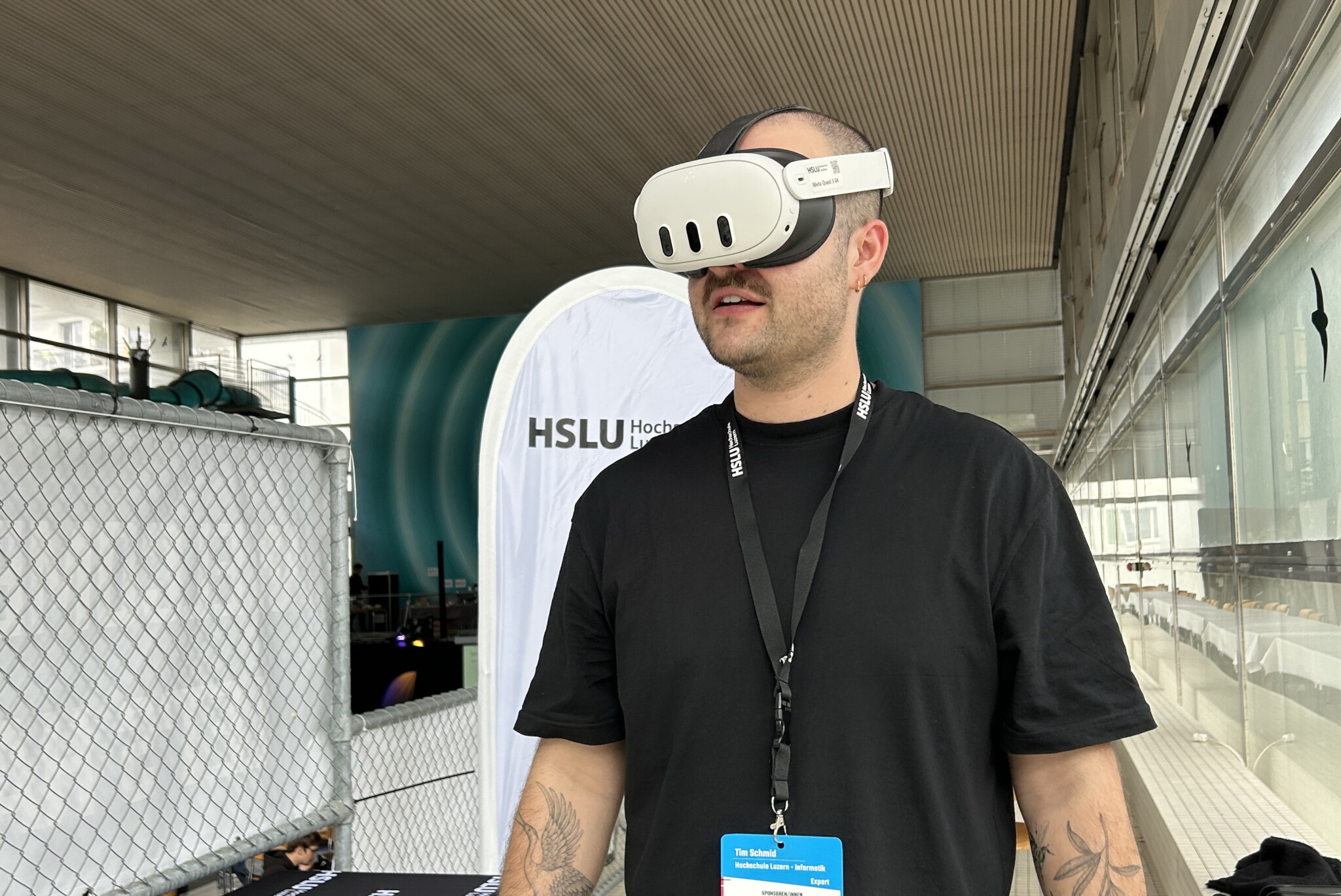 Man sieht Tim Schmid mit einer VR-Brille vor dem Gesicht.
