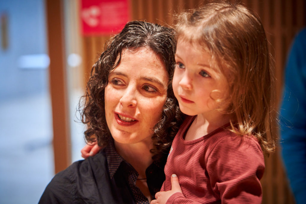 Eveline Thaler, Bauingenieurin und MINT-Verantwortliche der Hochschule Luzern – Architektur und Design, verfolgt mit ihrer Tochter gespannt, welche Auszeichnungen die Kinder erhalten.  