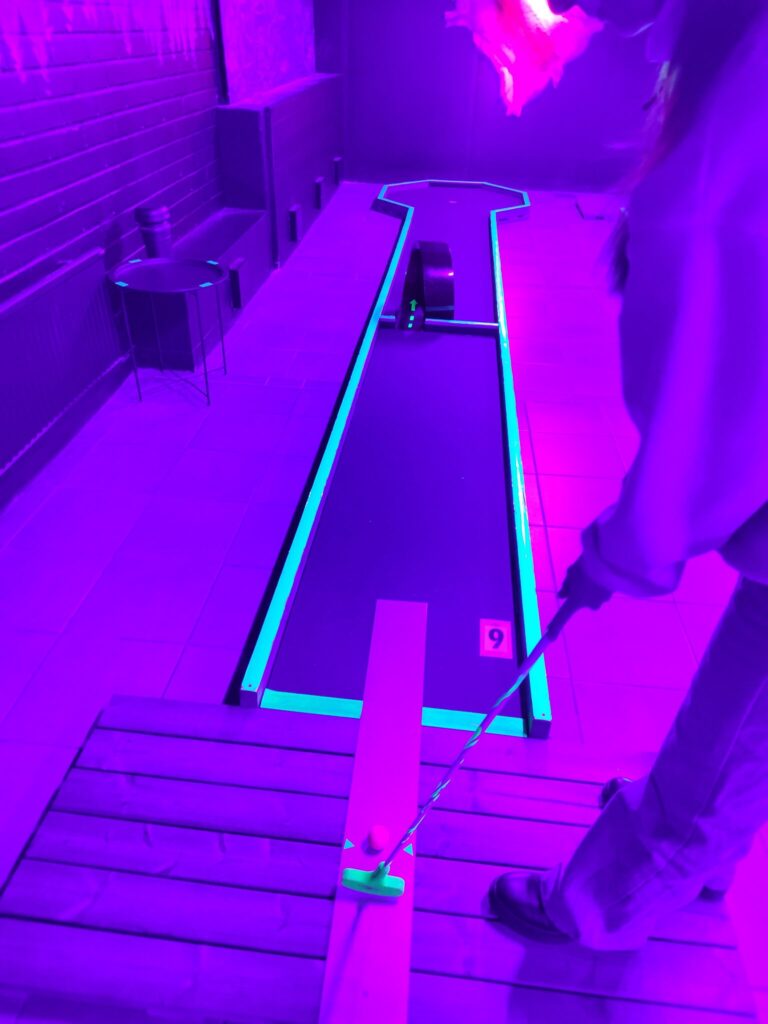 Beleuchtete Minigolf-Bahn