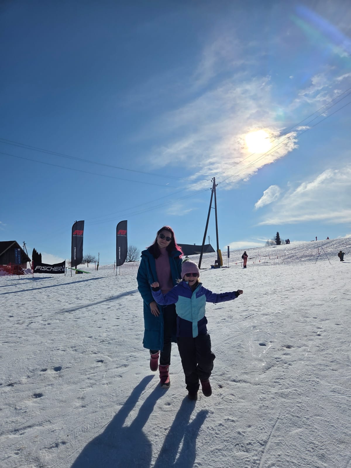 Mit ihrer Tochter im Schnee