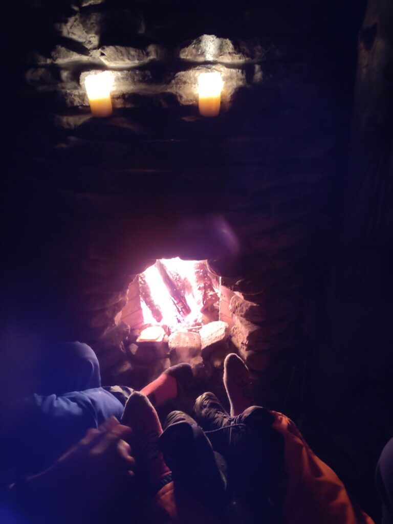 Studiernede in einer beleuchteten Hütte