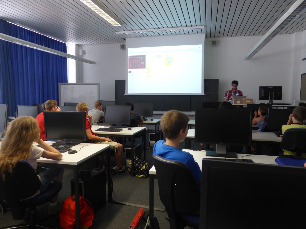 Ruedi Arnold erklärt, wie das Spiel «Labyrinth» programmiert wird.