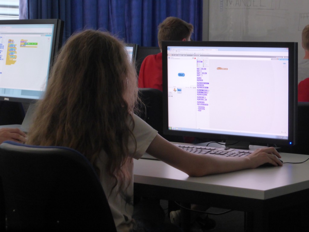 Eine der vier Schülerinnen beim Programmieren ihres Spiels.