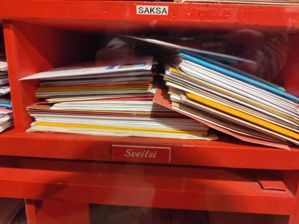 Fach mit Weihnachtspost aus der Schweiz