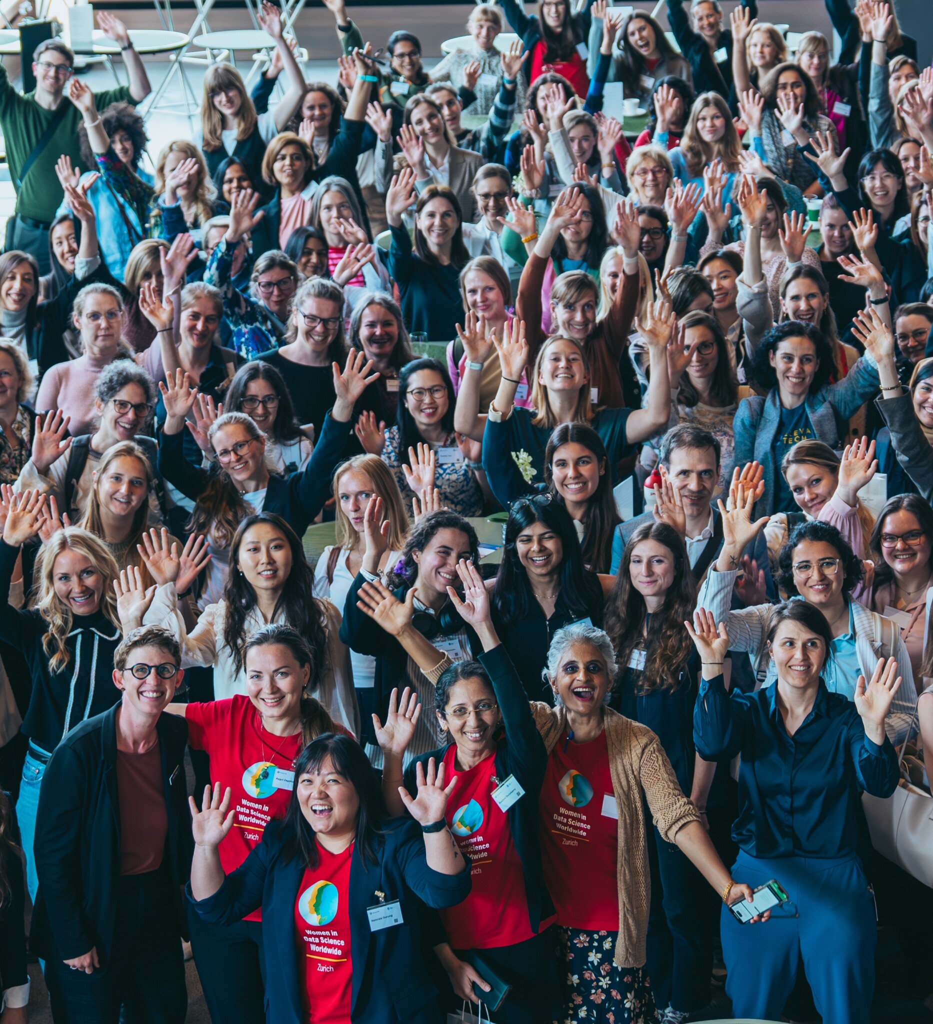 Aygul inmitten von vielen Frauen, die sich bei Women in Data Science Zürich beteiligen
