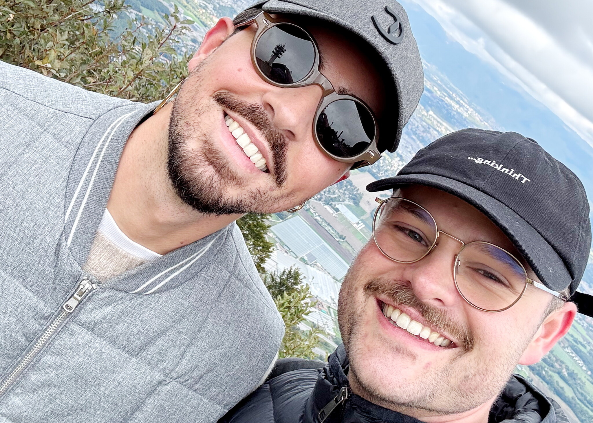 Zu sehen sind Tim Schmid und sein Westschweizer Freund bei einem Ausflug auf dem Genfer Hausberg Mont Salève.