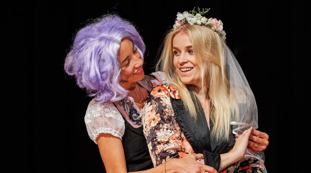 Tereza Kotlanova (rechts) und Chelsea Zurflüh als Agathe und Ännchen in Carl Maria Webers Oper «Der Freischütz» (Foto: Ingo Höhn)