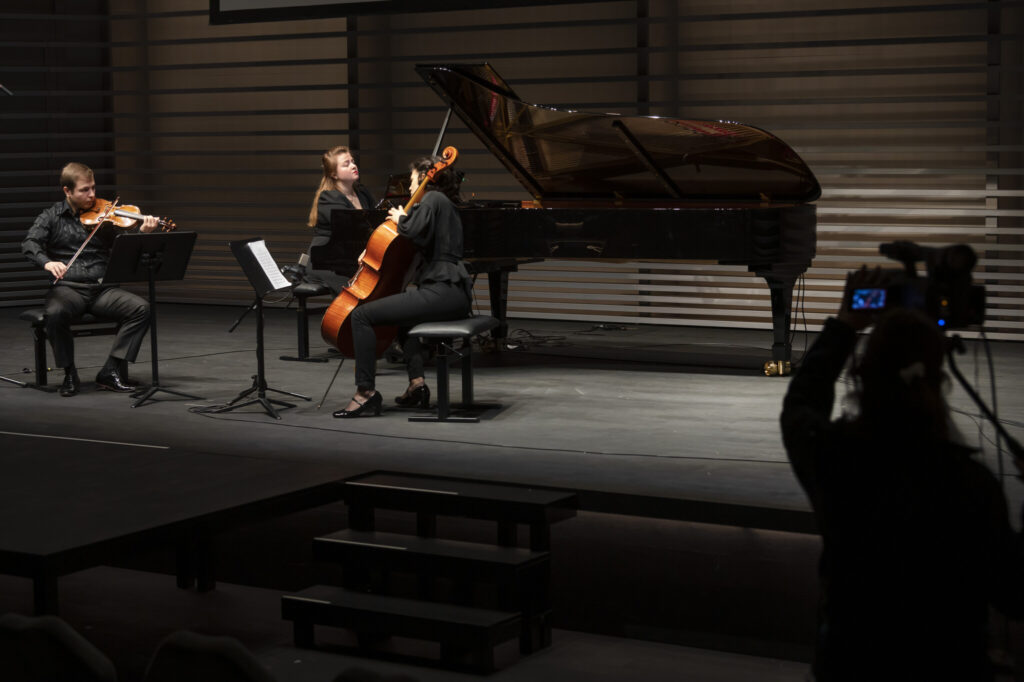 Das Musikfestival Szenenwechsel 2021 fand digital statt. Brahms Trio 2: Maria Anikina (Piano), Mara Lobo (Cello), Mikalai Semiankon (Geige) Luzern, den 27.01Bild. HSLU / Priska Ketterer