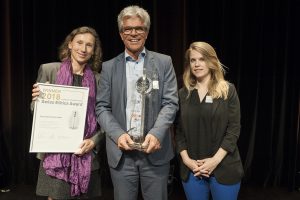 Foto zeigt die letztjährigen Gewinner des Swiss Ethics Award, Chocolats Halba und Coop