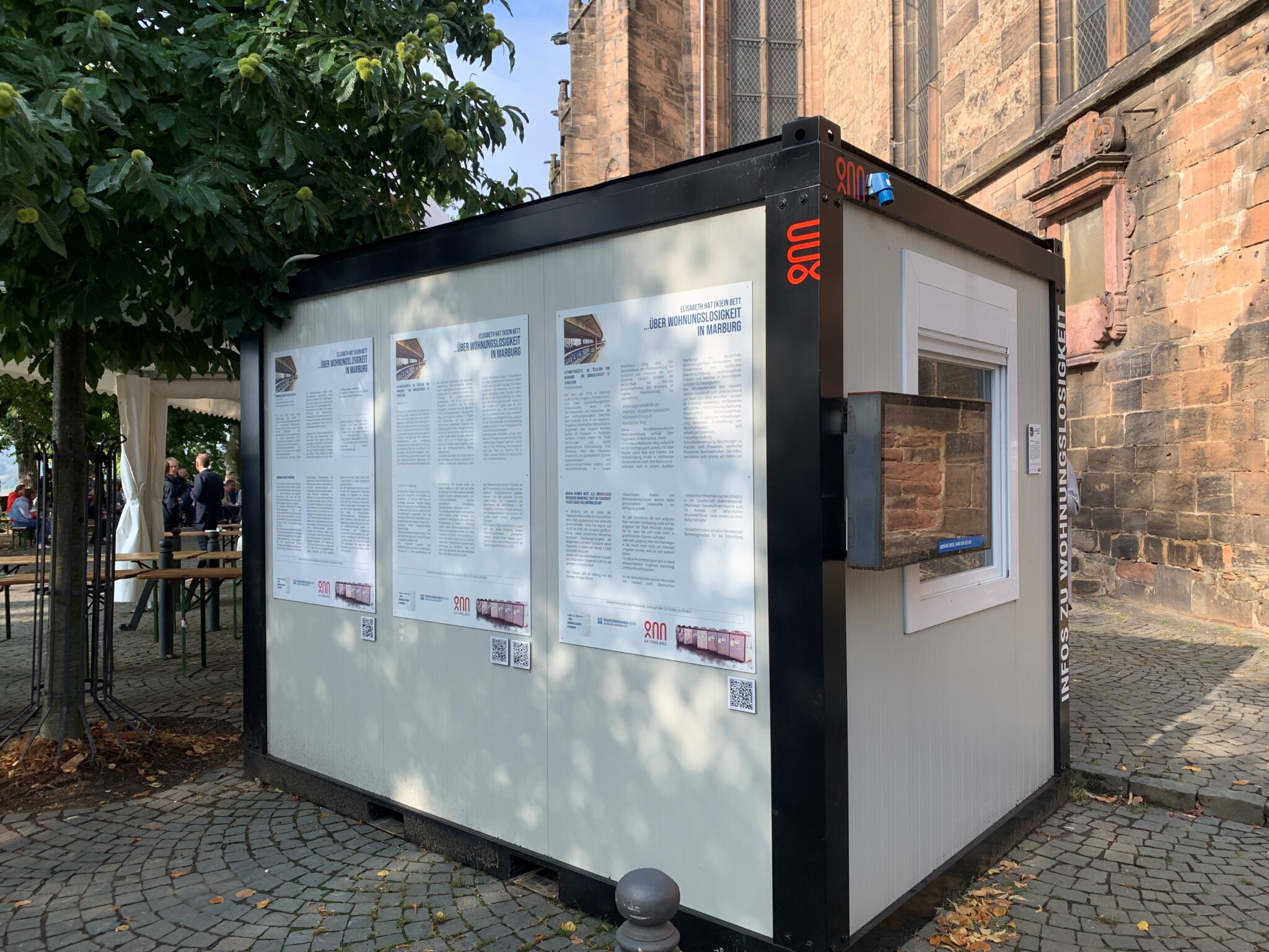 Ausstellungscontainer «Elisabeth hat (k)ein Bett»: Informationen über das Leben von obdach- und wohnungslosen Menschen in Marburg.