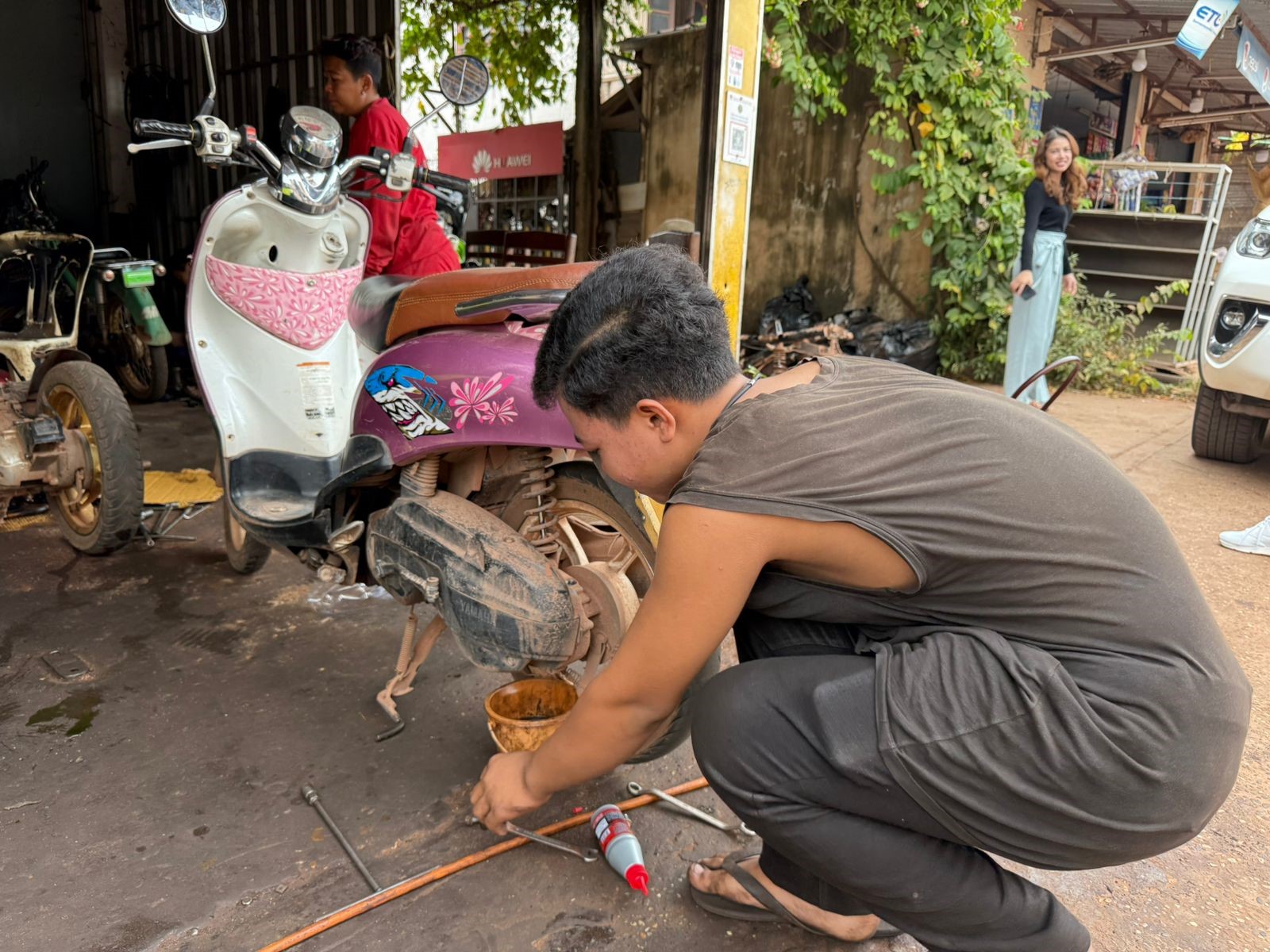 Mechaniker in Laos repariert ein Mofa