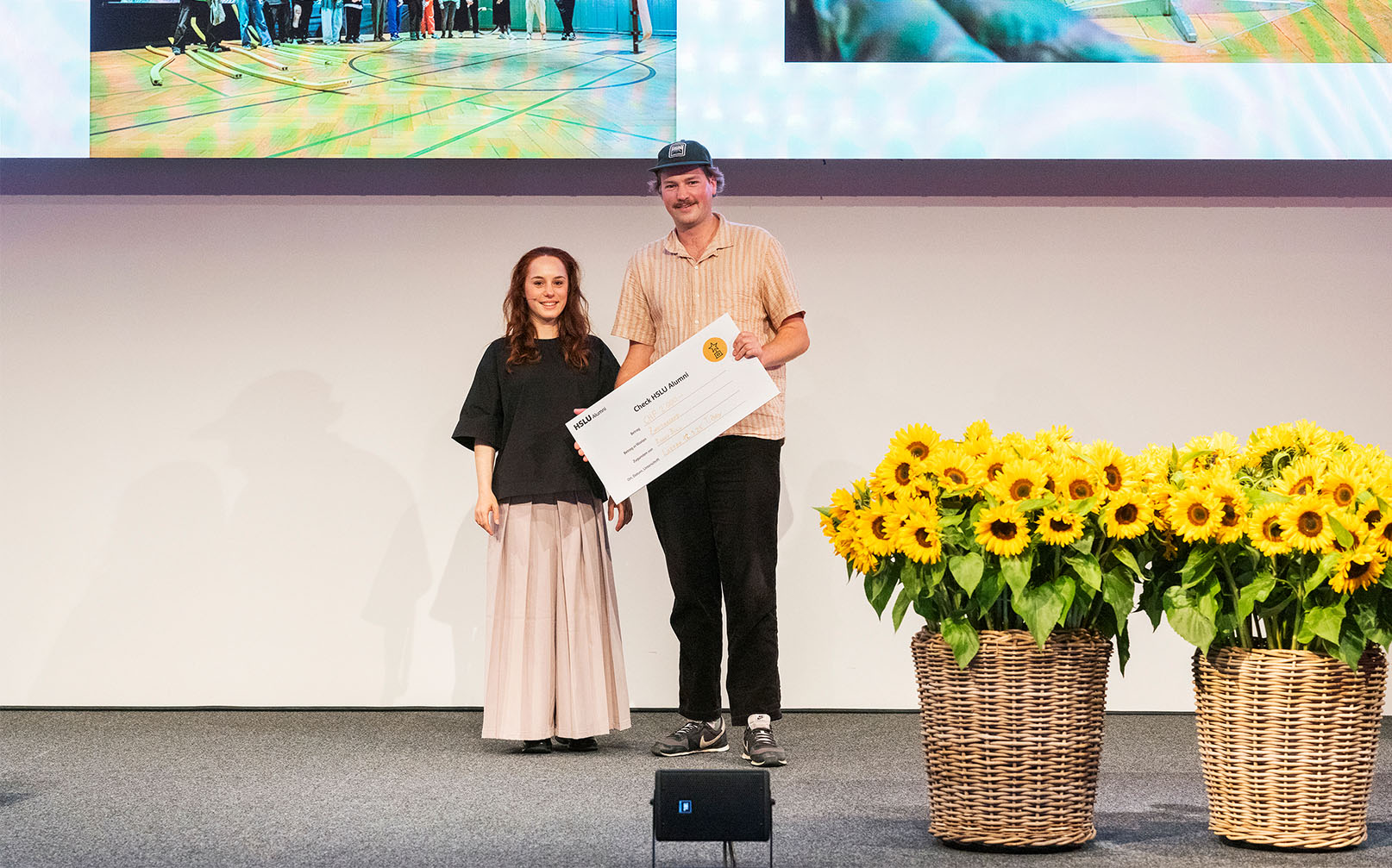 Übergabe des Student Awards 2026 von Simone Sattler an Ronny Bill