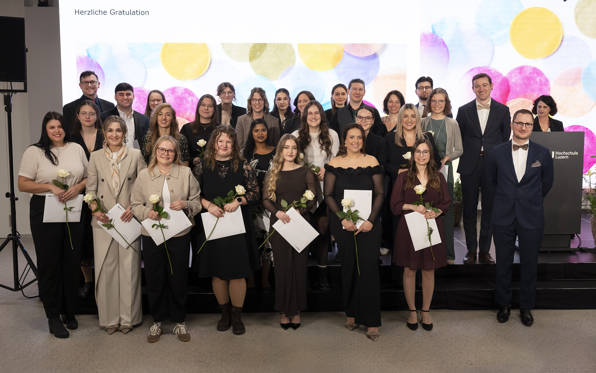 Die 26 Anwesenden Absolvent:innen