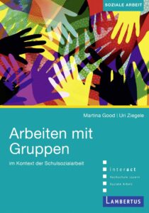 Coverbild Buch mit dem Titel Arbeiten mit Gruppen. Es zeigt viele Hände auf grünem Grund.