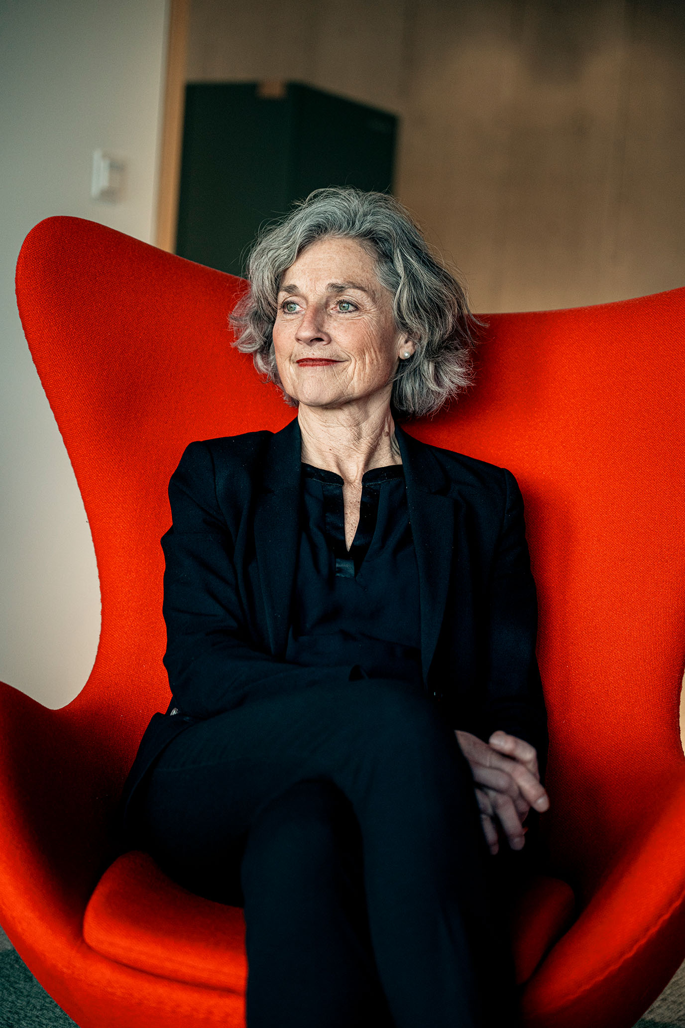 Portrait von Dorothee Guggisberg roter Stuhl