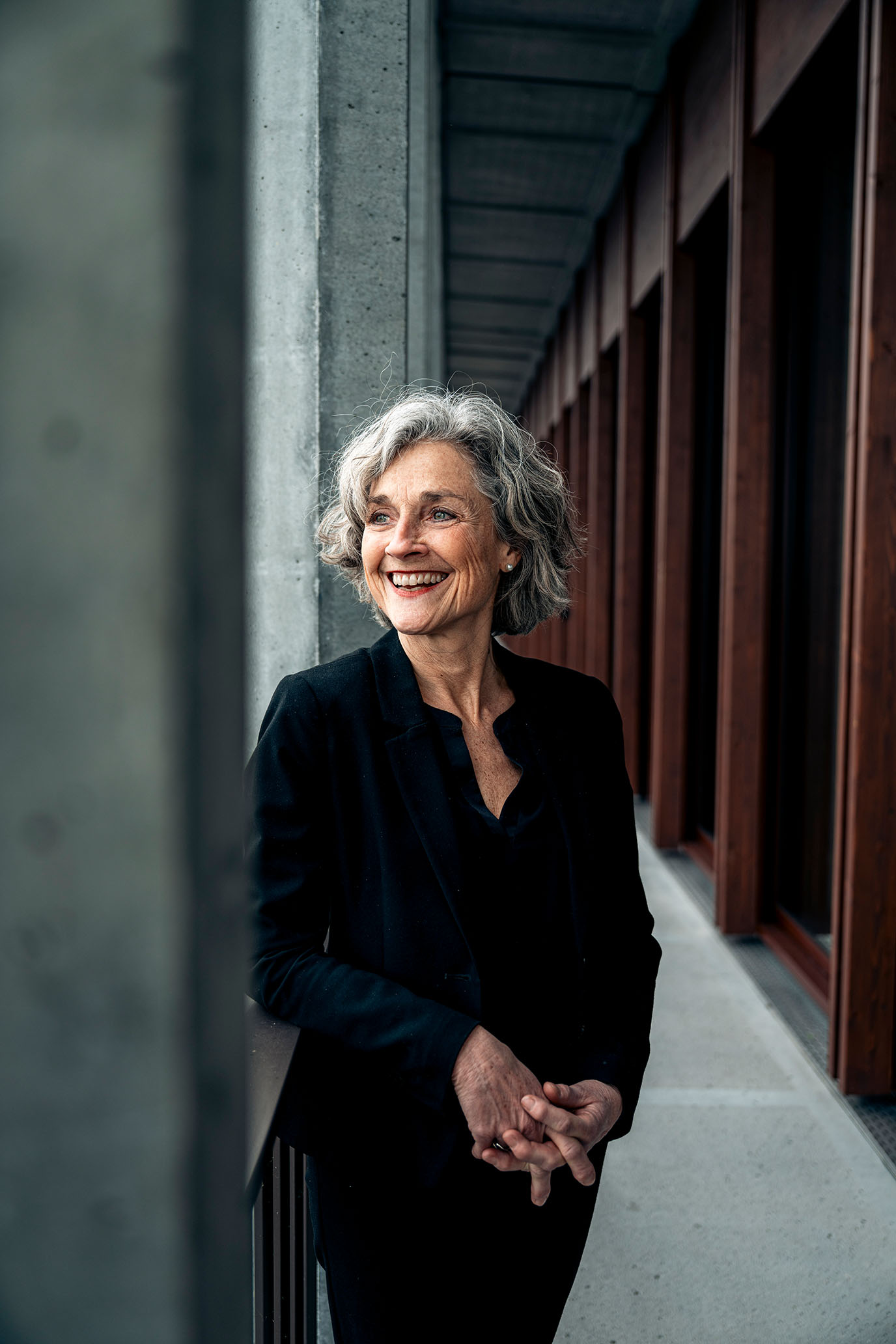 Portrait von Dorothee Guggisberg auf der Terrasse
