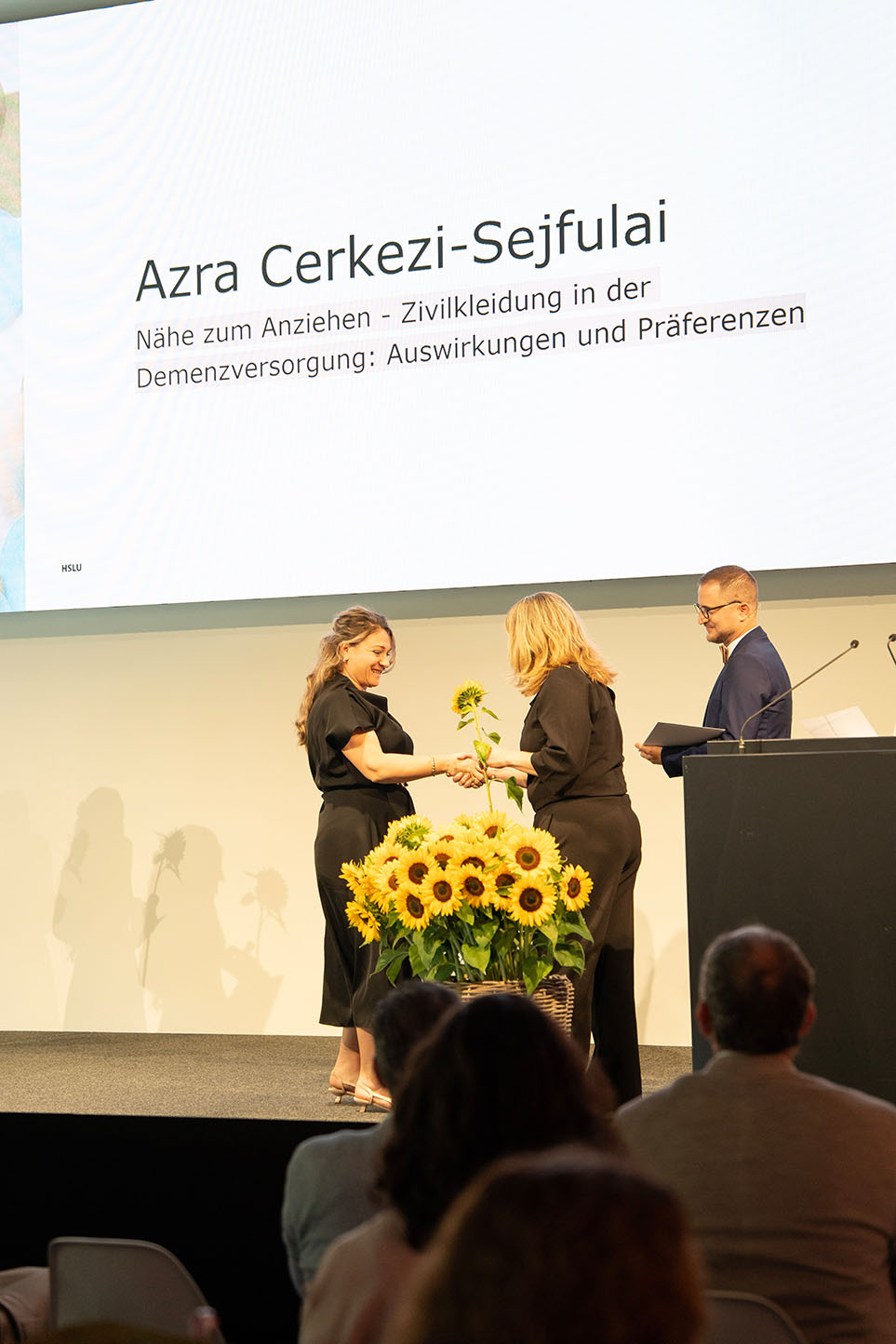 Diplomübergabe an Azra Cerkezi-Sejfulai