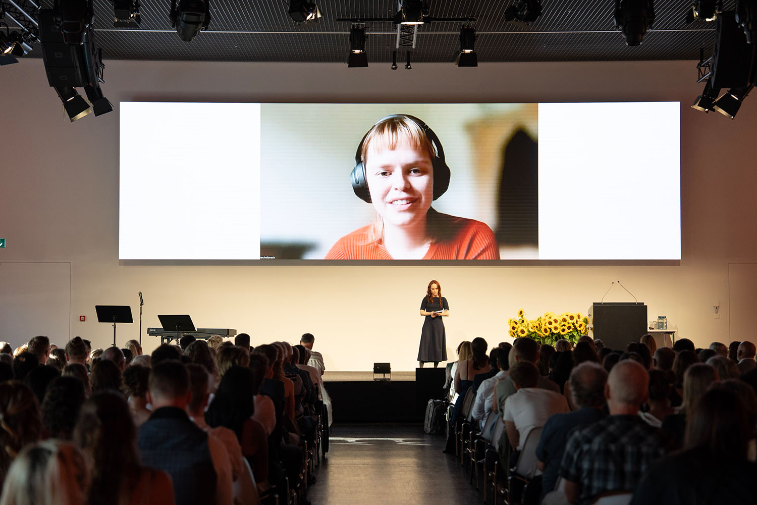 Student Award Gewinnerin Rachel Bösch mit einer Video-Botschaft