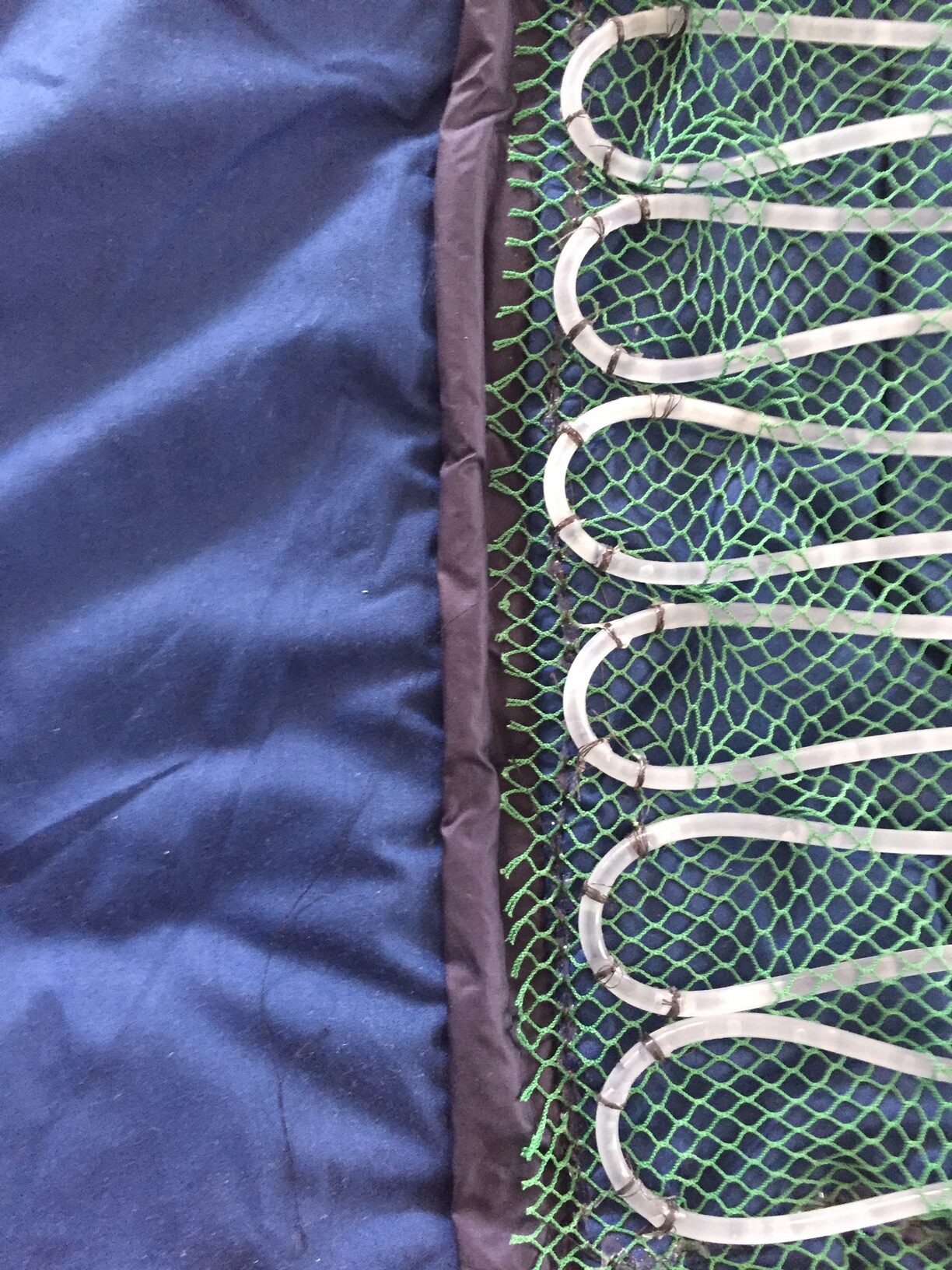 Detailansicht der im Schlafsack eingenähten Schlaufen