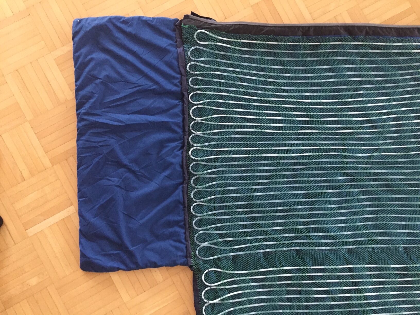 Im Schlafsack eingenähter Schlauch, in Schlaufen verlegt