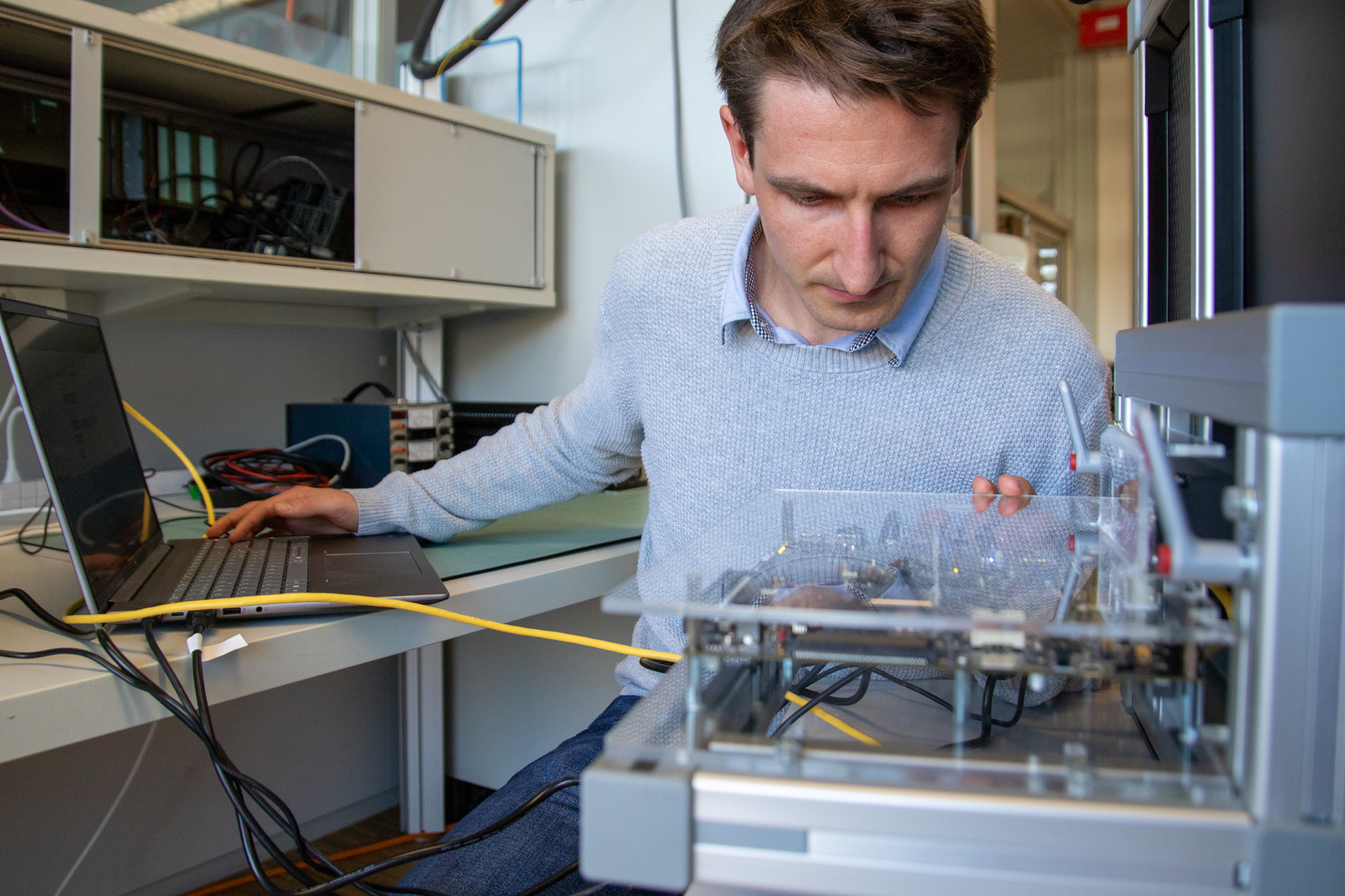 Andreas Rebsamen richtet die Testumgebung für die Kamera ein.