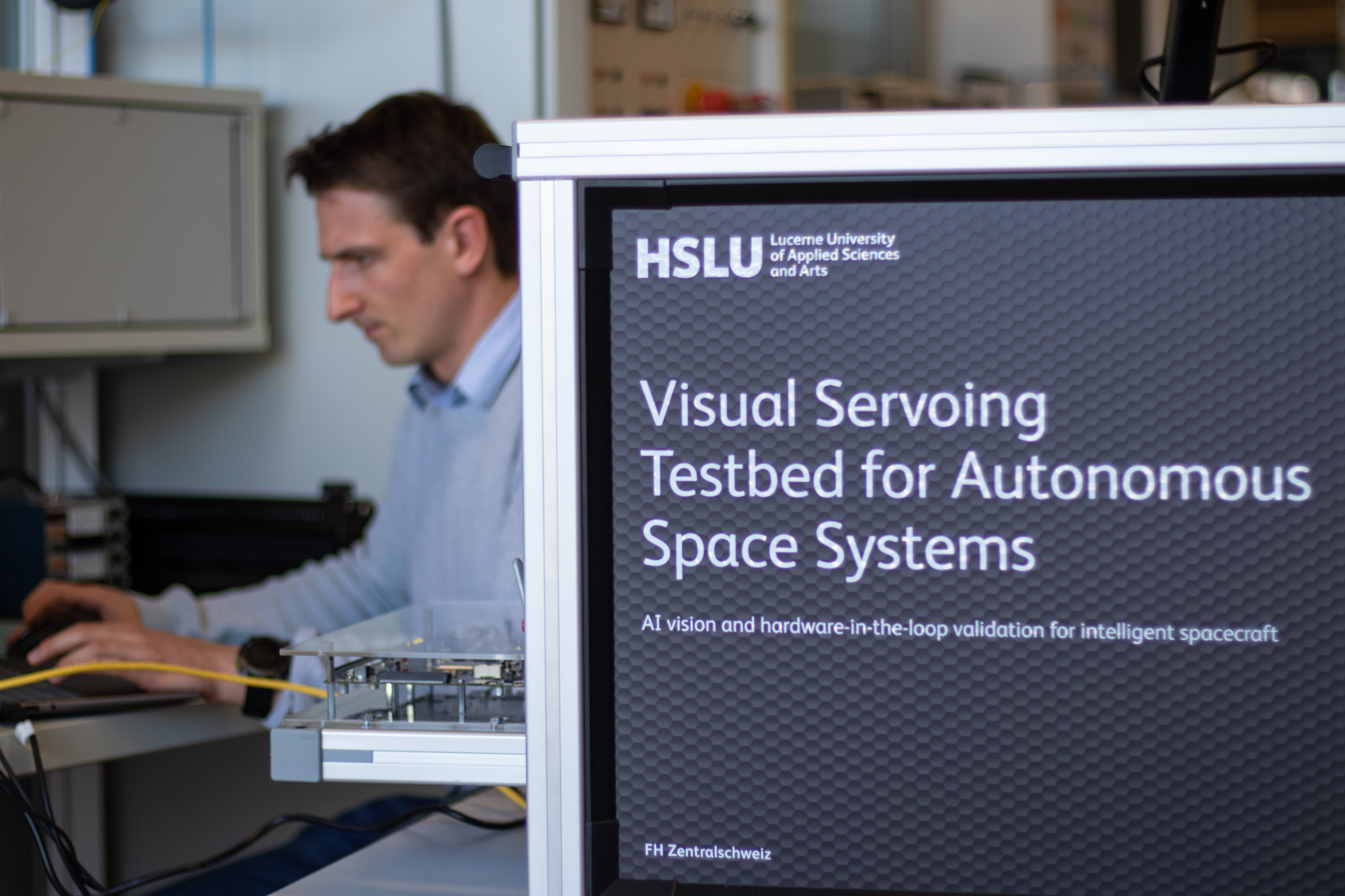 Andreas Rebsamen arbeitet am nächsten Level des Visual Servoing Testbeds.