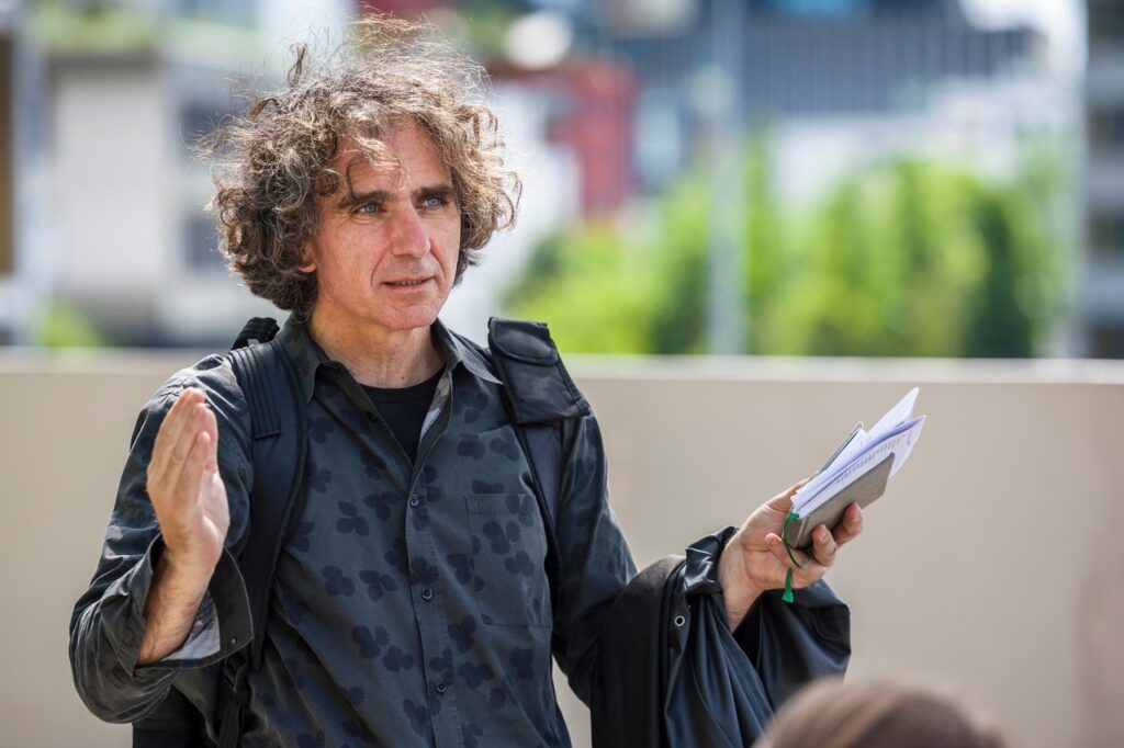 Gianrico Settembrini erklärt nachhaltiges Bauen auf dem Suurstoffi Areal.