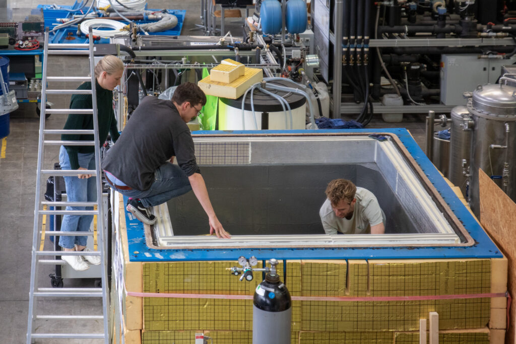 Forschende und Studierende bauen einen Wärmespeicher im Thermolabor der HSLU – T&A.