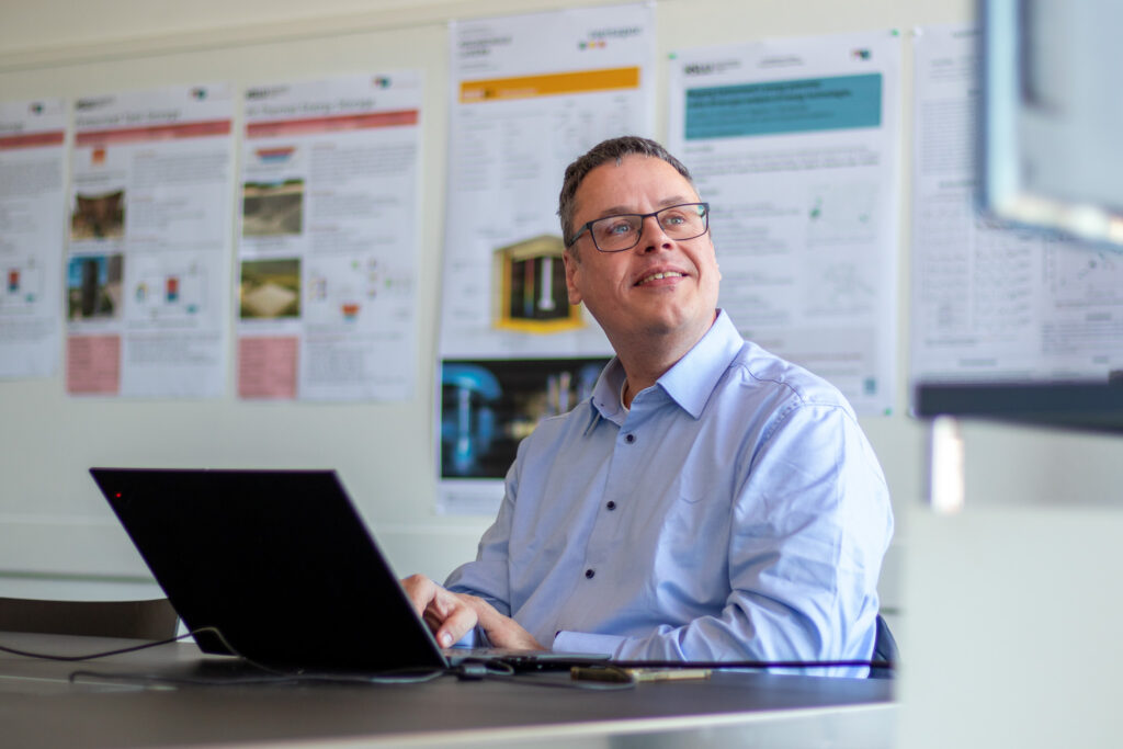 Prof. Dr. Philipp Schütz leitet die Forschungsgruppe Assessment im Kompetenzzentrum Thermische Energiespeicher der Hochschule Luzern.