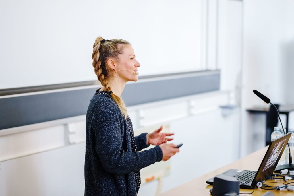 Sina Büttner spricht an einer Veranstaltung vom Institut für Gebäudetechnik der Hochschule Luzern.
