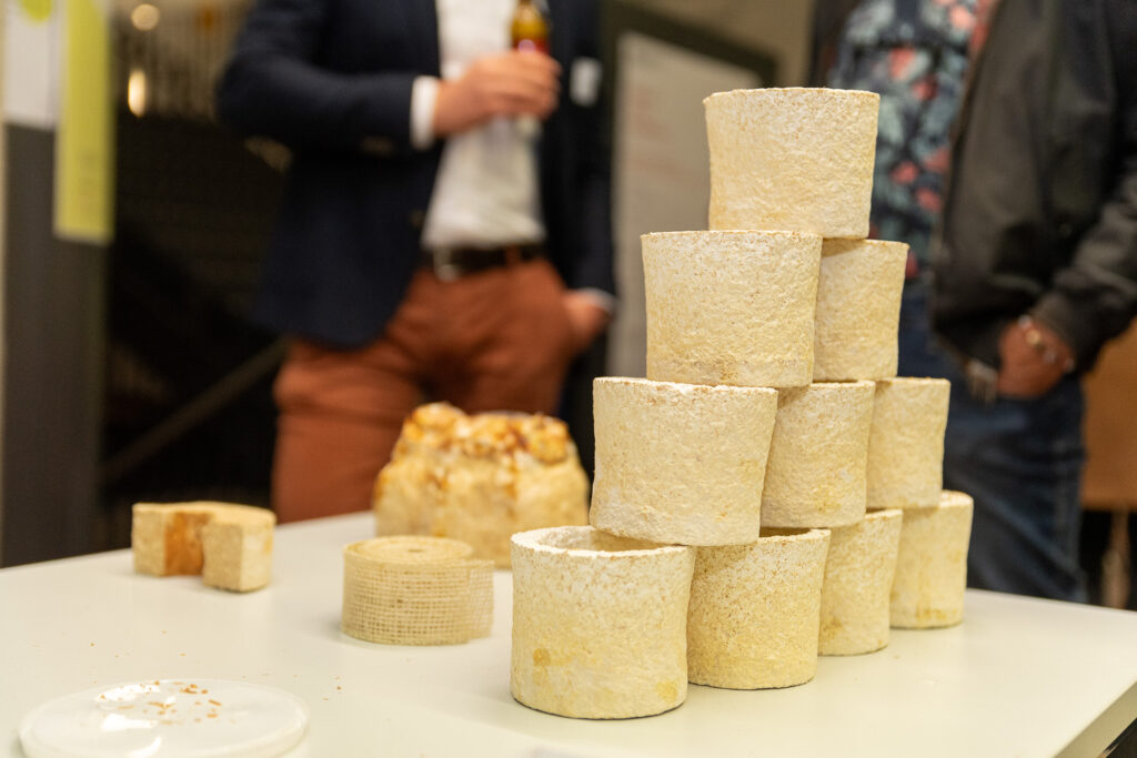 Ausstellung myzelbasierter Baustoffe am Abend der Wirtschaft 2025 der Hochschule Luzern – Technik & Architektur.