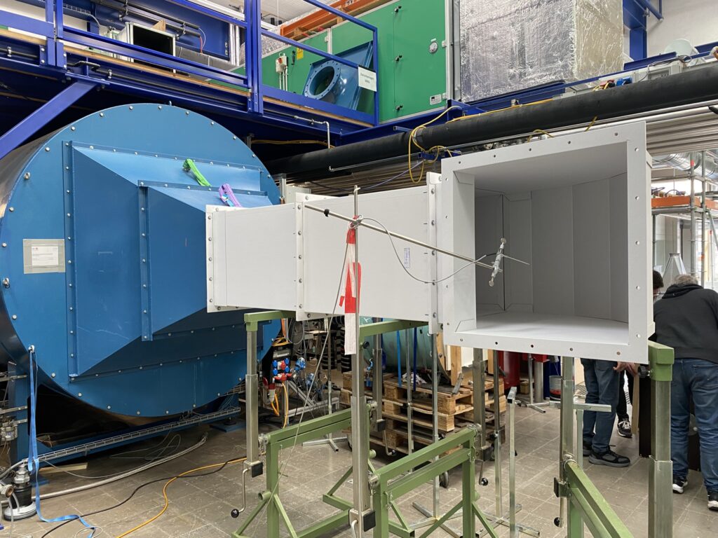 Lüftungsschacht aus Karton im Prüflabor des Instituts für Gebäudetechnik und Energie der HSLU.